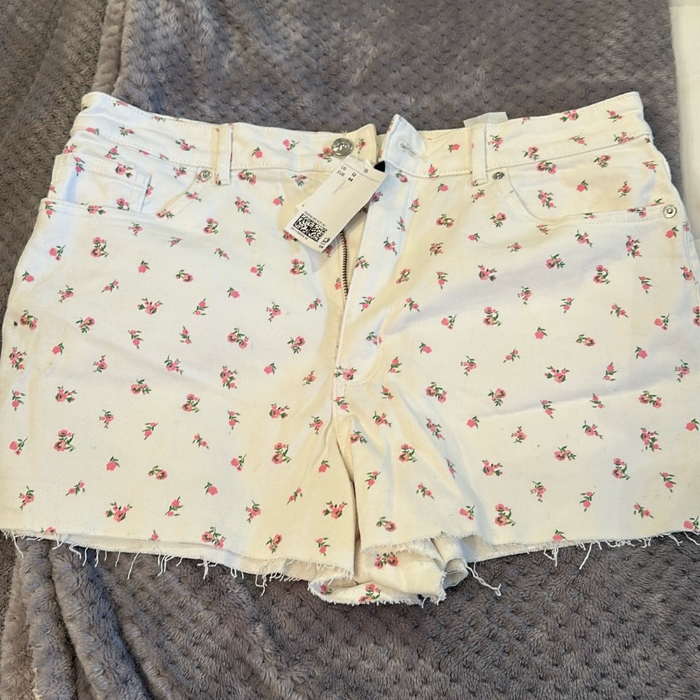 Pink flower H&M jean shorts, with tags, size: 12